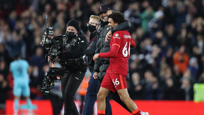 LIVERPOOL, ENGLAND - DECEMBER 16: Juergen Klopp, Manager of Liverpool and Trent Alexander-Arnold of Liverpool celebrate their sides victory after the Premier League match between Liverpool and Newcastle United at Anfield on December 16, 2021 in Liverpool, England. (Photo by Clive Brunskill/Getty Images)