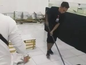 40 Aquarium untuk Kontes Ikan di Mal Surabaya Pecah, Begini Kondisinya 40 Aquarium untuk Kontes Ikan di Mal Surabaya Pecah, Begini Kondisinya