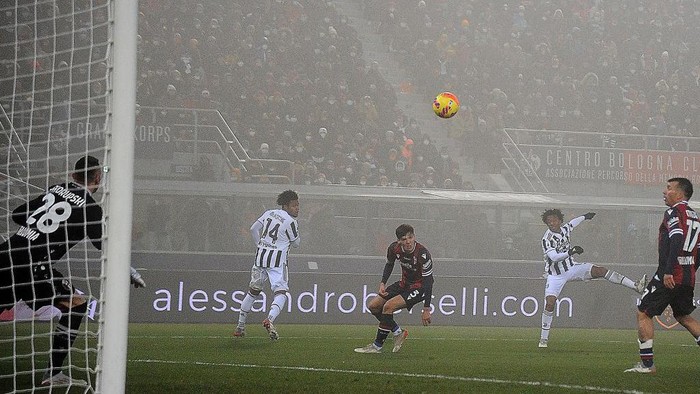 BOLOGNA, ITALY - DECEMBER 18: Juan Cuadrado of Juventus scores his teams second goal during the Serie A match between Bologna FC and Juventus at Stadio Renato DallAra on December 18, 2021 in Bologna, Italy. (Photo by Mario Carlini / Iguana Press/Getty Images)