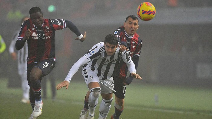BOLOGNA, ITALY - DECEMBER 18: Gary Medel of Bologna FC ( R ) competes the ball with Alvaro Morata of Juventus ( L ) during the Serie A match between Bologna FC and Juventus at Stadio Renato DallAra on December 18, 2021 in Bologna, Italy. (Photo by Mario Carlini / Iguana Press/Getty Images)