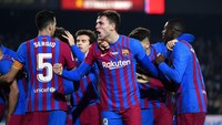 Meski prestasi tengah menurun, jersey Barcelona tetap laris. Buktinya, mereka ada di urutan enam dengan total penjualan 1,34 juta helai. Foto: Getty Images/Alex Caparros