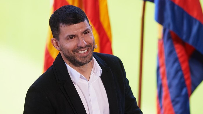 Aguero BARCELONA, SPAIN - DECEMBER 15: Sergio Kun Aguero of FC Barcelona reacts during a press conference to announce his retirement from football at Camp Nou on December 15, 2021 in Barcelona, Spain. (Photo by Alex Caparros/Getty Images)