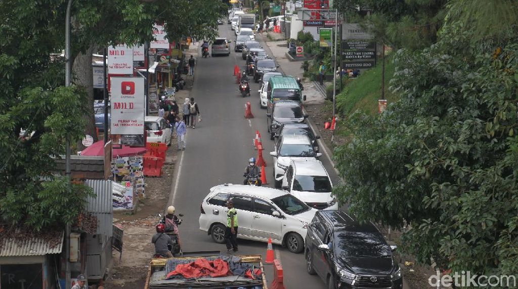 Akhir Pekan, Antrean Kendaraan Terlihat di Kawasan Wisata Lembang Akhir Pekan, Antrean Kendaraan Terlihat di Kawasan Wisata Lembang