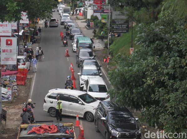 Akhir Pekan, Antrean Kendaraan Terlihat di Kawasan Wisata Lembang
