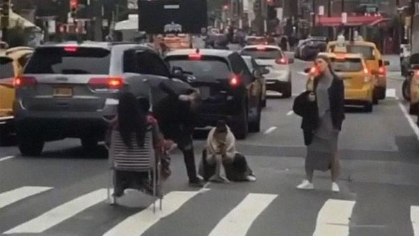 Aksi Nyeleneh Influencer Demi Konten, Bikin Geleng-geleng Kepala