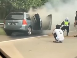 Cerita Polantas Sigap Padamkan Mobil Terbakar di Tol Jagorawi