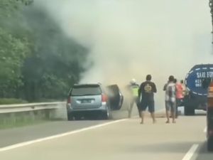 Aksi Polisi Padamkan Mobil Terbakar di Tol Jagorawi