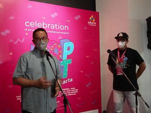 Anies Baswedan Jadi Rebutan Emak-emak Selfie di Christmas in Jakarta