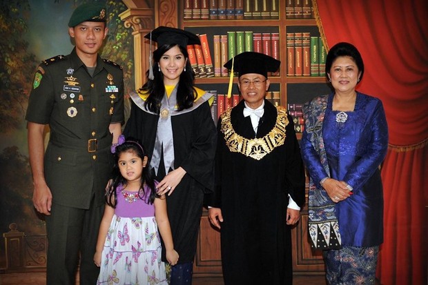 Annisa tetap menuntut ilmu meski telah menjadi ibu/Foto: Instagram.com/Annisayudhoyono