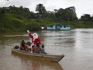 Nggak Biasa! Ini Kendaraan yang Dipakai Santa Klaus di Amazon Nggak Biasa! Ini Kendaraan yang Dipakai Santa Klaus di Amazon
