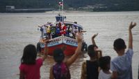 Arungi Sungai Amazon, Sinterklas Bagi-bagi Hadiah Natal di Brasil