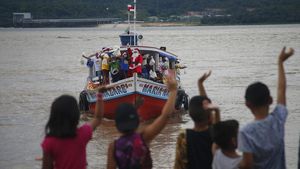 Arungi Sungai Amazon, Sinterklas Bagi-bagi Hadiah Natal di Brasil