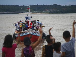 Arungi Sungai Amazon, Sinterklas Bagi-bagi Hadiah Natal di Brasil