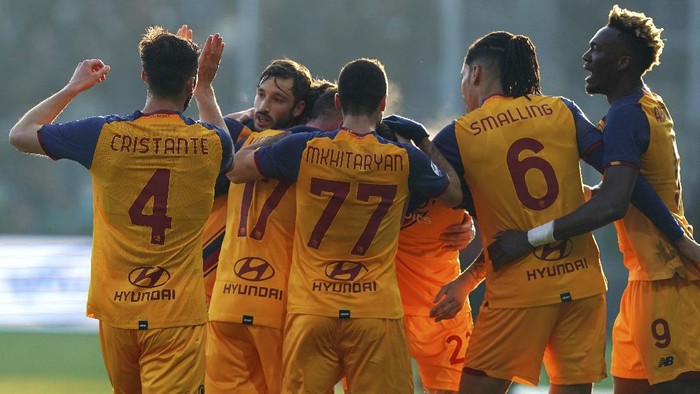 Romas Tammy Abraham celebrates with teammates after scoring, during the Serie A soccer match between Calcio Atalanta and AS Roma at Gewis Stadium, in Bergamo, Italy, Saturday Dec. 18, 2021. (Spada/LaPresse via AP)