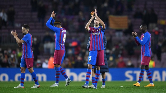 BARCELONA, SPAIN - DECEMBER 18: Sergio Busquets of FC Barcelona celebrates afterg the LaLiga Santander match between FC Barcelona and Elche CF at Camp Nou on December 18, 2021 in Barcelona, Spain. (Photo by Alex Caparros/Getty Images)