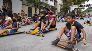 Bukan Mobil Balap, Anak-anak di Venezuela Balapan Naik Papan Kayu