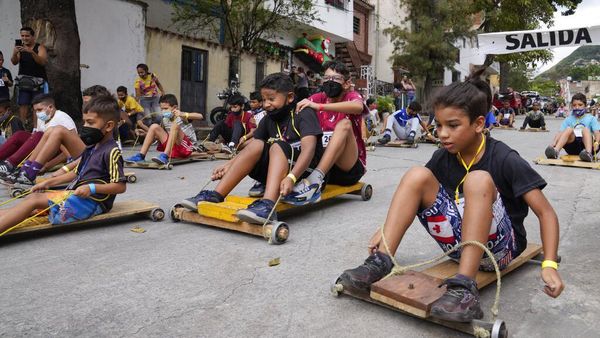 Bukan Mobil Balap, Anak-anak di Venezuela Balapan Naik Papan Kayu