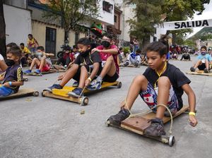 Bukan Mobil Balap, Anak-anak di Venezuela Balapan Naik Papan Kayu