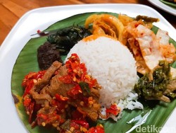 Ngakak! Pria Ini Bungkus Nasi Padang Pakai Kertas Kado Untuk Ultah Temannya