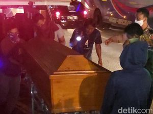 Haru Pemakaman Jenazah Sejoli Korban Laka Nagreg Haru Pemakaman Jenazah Sejoli Korban Laka Nagreg