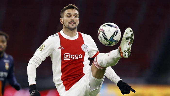 Ajax Dusan Tadic controls the ball during the Dutch Eredivisie match between Ajax Amsterdam and Willem II at the Johan Cruijff ArenA in Amsterdam on December 2, 2021. (Photo by MAURICE VAN STEEN / ANP / AFP) / Netherlands OUT