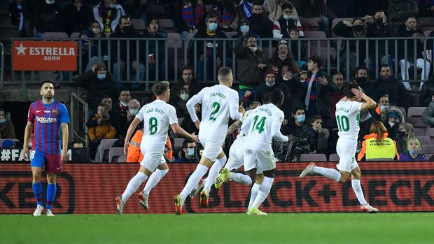 Elche's Spanish midfielder Pere Milla (R) celebrates scoring his team's second goal during the Spanish league football match between FC Barcelona and Elche CF at the Camp Nou stadium in Barcelona on December 18, 2021. (Photo by Pau BARRENA / AFP)