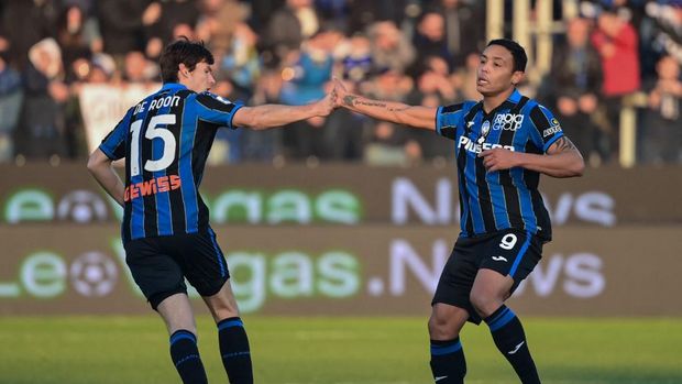 Atalanta's Colombian forward Luis Muriel celebrates after scoring with Atalanta's Dutch midfielder Marten de Roon during their Italian Serie A football match Atalanta Bergamo versus Rome at the Gewiss Stadium (Stadio di Bergamo) in the northern city of Bergamo on Decembre 18, 2021. (Photo by MIGUEL MEDINA / AFP)