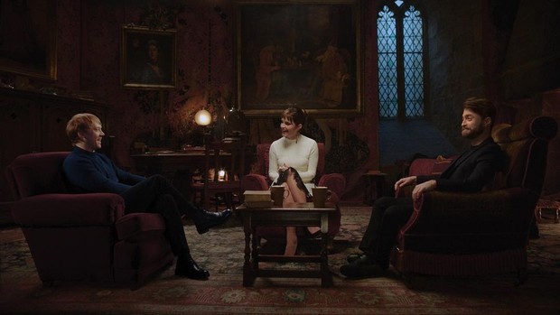 Teaser foto yang menampilkan Harry Potter, Hermione, dan Ron Wesley yang kembali duduk di Hogwarts.
