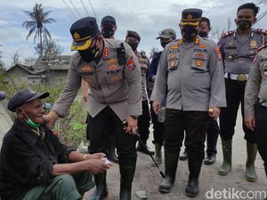 Saat Polisi Sidoarjo Serahkan Langsung Bantuan ke Korban Erupsi Semeru