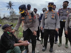 Saat Polisi Sidoarjo Serahkan Langsung Bantuan ke Korban Erupsi Semeru
