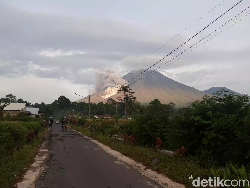 Penampakan Semeru Muntahkan Awan Panas Guguran Pagi Tadi