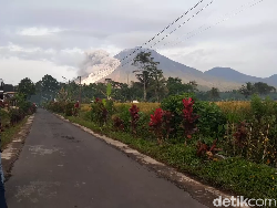 Semeru Keluarkan Awan Panas Sejauh 3 Km