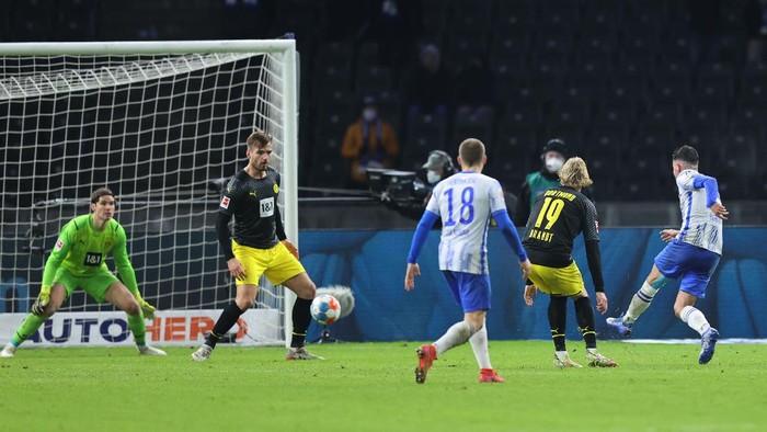 BERLIN, GERMANY - DECEMBER 18: Marco Richter of Hertha BSC scores his sides third goal during the Bundesliga match between Hertha BSC and Borussia Dortmund at Olympiastadion on December 18, 2021 in Berlin, Germany. (Photo by Boris Streubel/Getty Images)