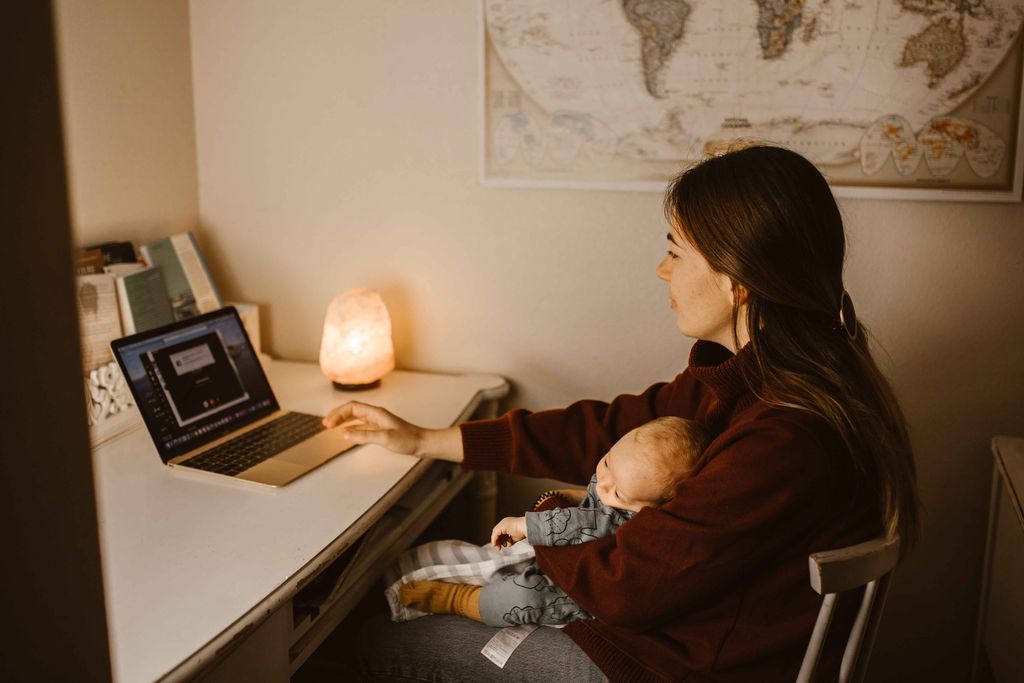 Menjadi single mom harus berperan sebagai ibu serta ayah yang harus memberikan nafkah bagi anak