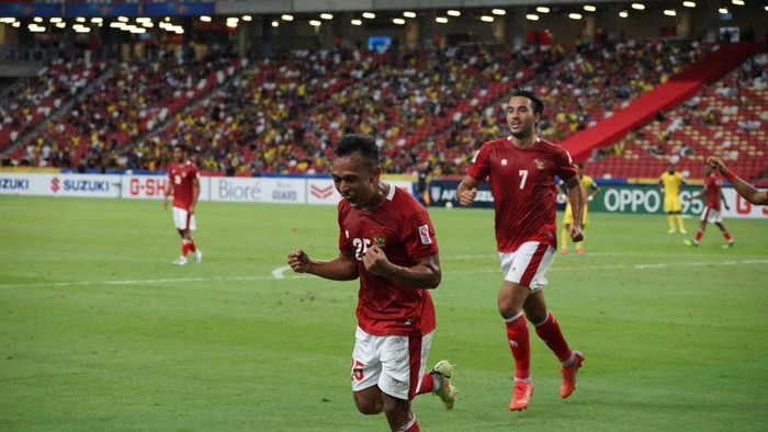 Irfan Jaya menjadi bintang di laga Indonesia vs Malaysia di Singapura, Minggu 19 Desember 2021. Striker 25 tahun itu menyarangkan dua gol ke gawang Harimau Malaya.