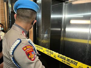 Buka Lewat Tengah Malam, Tempat Karaoke Rabbithole Senayan Disegel Polisi Buka Lewat Tengah Malam, Tempat Karaoke Rabbithole Senayan Disegel Polisi