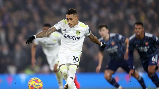 LEEDS, ENGLAND - DECEMBER 18: Emile Smith Rowe of Arsenal  scores their team's fourth goal  during the Premier League match between Leeds United  and  Arsenal at Elland Road on December 18, 2021 in Leeds, England. (Photo by Stu Forster/Getty Images)