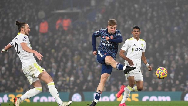 LEEDS, ENGLAND - DECEMBER 18: Emile Smith Rowe of Arsenal  scores their team's fourth goal  during the Premier League match between Leeds United  and  Arsenal at Elland Road on December 18, 2021 in Leeds, England. (Photo by Stu Forster/Getty Images)