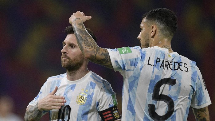 SANTIAGO DEL ESTERO, ARGENTINA - JUNE 03: Lionel Messi of Argentina celebrates with Leandro Paredes after scoring the opening goal of his team with a penalty kick during a match between Argentina and Chile as part of South American Qualifiers for Qatar 2022 at Estadio Unico Madre de Ciudades on June 03, 2021 in Santiago del Estero, Argentina. (Photo by Juan Mabromata - Pool/Getty Images)