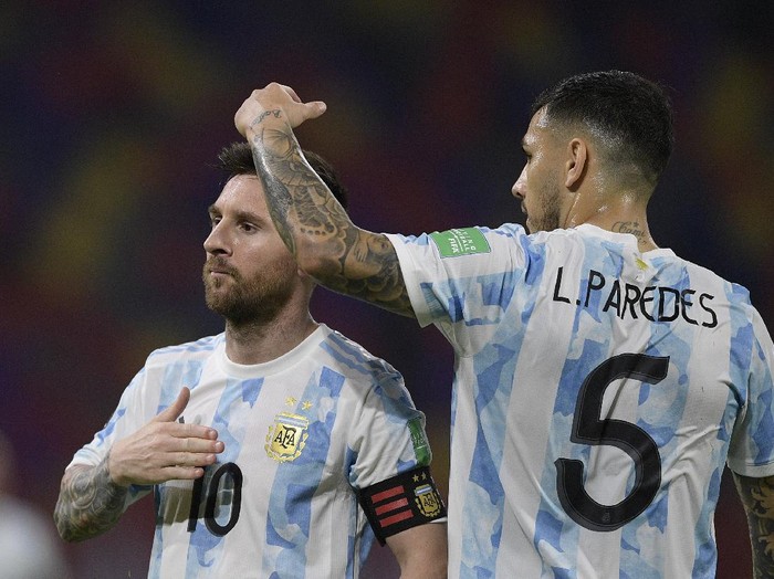 SANTIAGO DEL ESTERO, ARGENTINA - JUNE 03: Lionel Messi of Argentina celebrates with Leandro Paredes after scoring the opening goal of his team with a penalty kick during a match between Argentina and Chile as part of South American Qualifiers for Qatar 2022 at Estadio Unico Madre de Ciudades on June 03, 2021 in Santiago del Estero, Argentina. (Photo by Juan Mabromata - Pool/Getty Images)