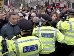 Massa Antivaksin Corona di London Bentrok dengan Polisi