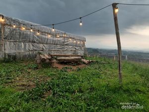 Menikmati Kopi Ditemani Pemandangan Pegunungan Bandung