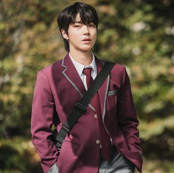 Meskipun dicap sebagai trouble maker, Hwang In Yeop tidak kehilangan pesonanya. Penonton True Beauty bahkan terkaget-kaget mengetahui usia asli pria yang telah menginjak kepala tiga ini, karena ia sangat cocok menggunakan seragam SMA / foto: tvN Drama