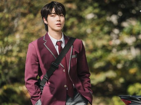 Meskipun dicap sebagai trouble maker, Hwang In Yeop tidak kehilangan pesonanya. Penonton True Beauty bahkan terkaget-kaget mengetahui usia asli pria yang telah menginjak kepala tiga ini, karena ia sangat cocok menggunakan seragam SMA / foto: tvN Drama