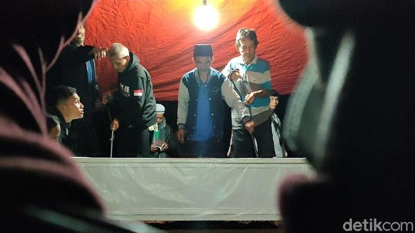 Momen Pemakaman Korban Laka Garut yang Ditemukan di Jateng