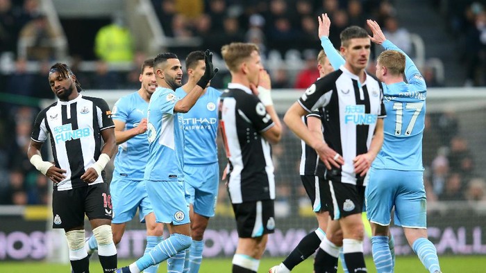 NEWCASTLE UPON TYNE, ENGLAND - DECEMBER 19: Riyad Mahrez of Manchester City celebrates with team mate Kevin De Bruyne after scoring their sides third goal during the Premier League match between Newcastle United and Manchester City at St. James Park on December 19, 2021 in Newcastle upon Tyne, England. (Photo by Alex Livesey/Getty Images)