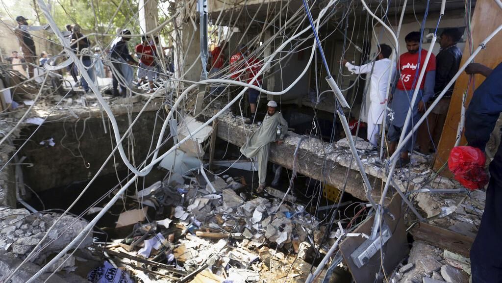 Ngeri! Dahsyatnya Ledakan Gas yang Hancurkan Kantor Bank di Pakistan