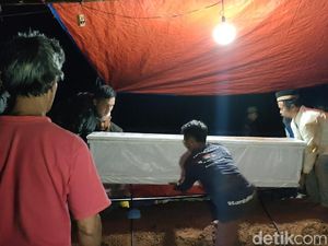 Tangis Iringi Pemakaman Handi Korban Laka Nagreg yang Ditemukan di Jateng