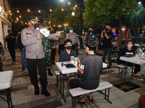 Razia Prokes, Aparat Cek Aplikasi PeduliLindungu di THM Jakarta-Bekasi