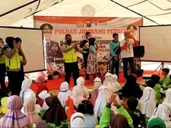 Polisi Jombang Bantu Pulihkan Trauma Ratusan Anak Korban Erupsi Semeru